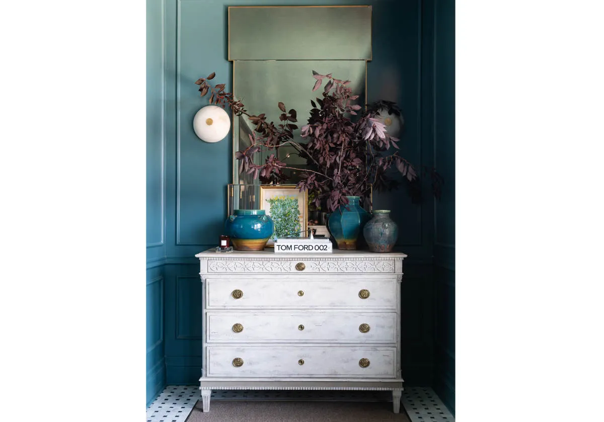 LARGE GUSTAVIAN 4-DRAWER COMMODE