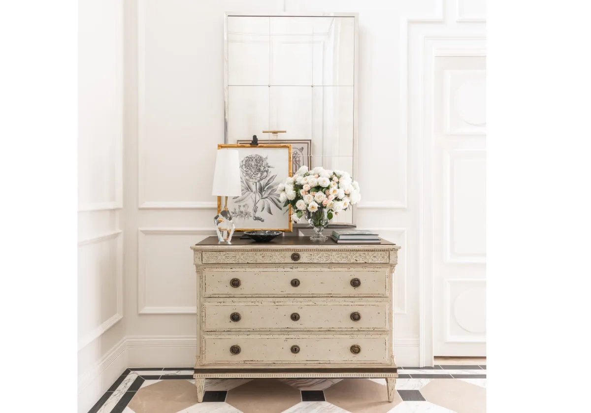 LARGE GUSTAVIAN 4-DRAWER COMMODE